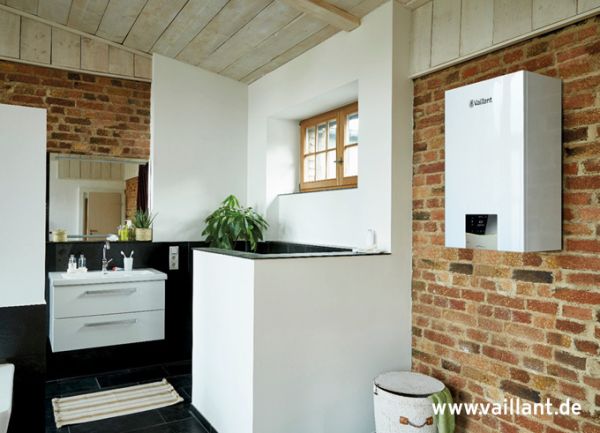 Galerie mit installierten Wärmepumpen außen und innen an Ein- und Mehrfamilienhäusern sowie in Gewerbe- und Technikräumen.