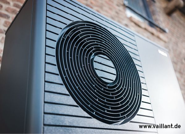 Galerie mit installierten Wärmepumpen außen und innen an Ein- und Mehrfamilienhäusern sowie in Gewerbe- und Technikräumen.